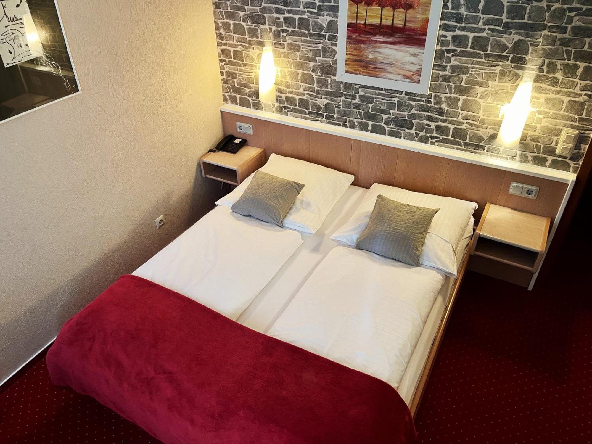 Hotel Stadt Hamburg Am Fluss 사르브루켄 외부 사진